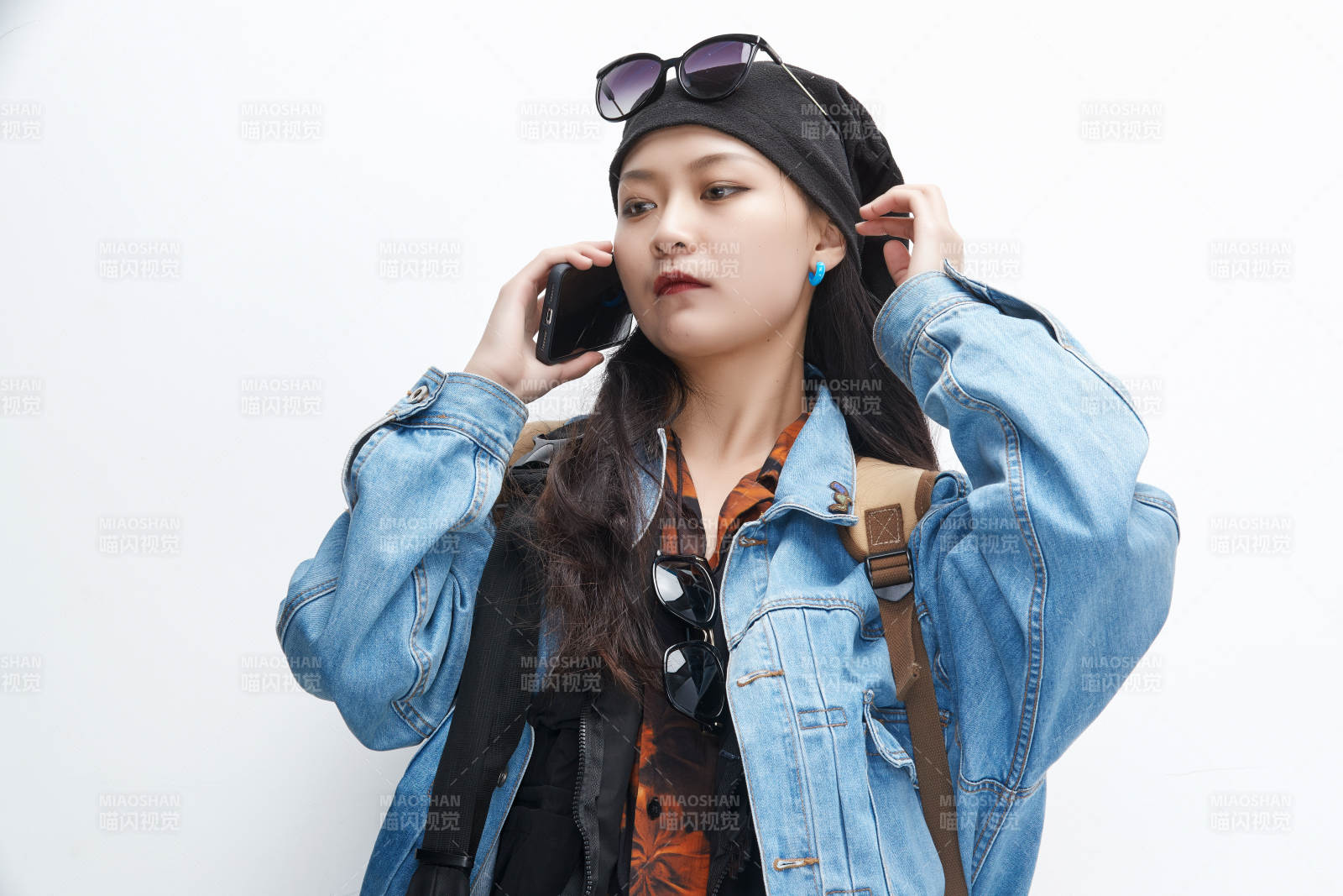 出門旅行手上拿著單反相機的美麗亞洲女孩