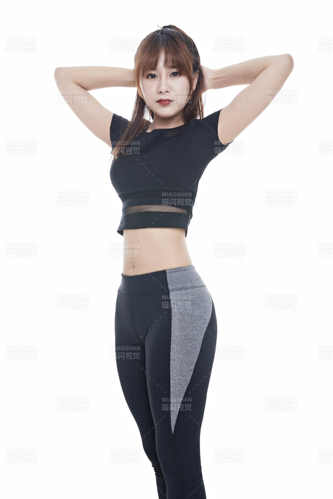 健身的青年女性