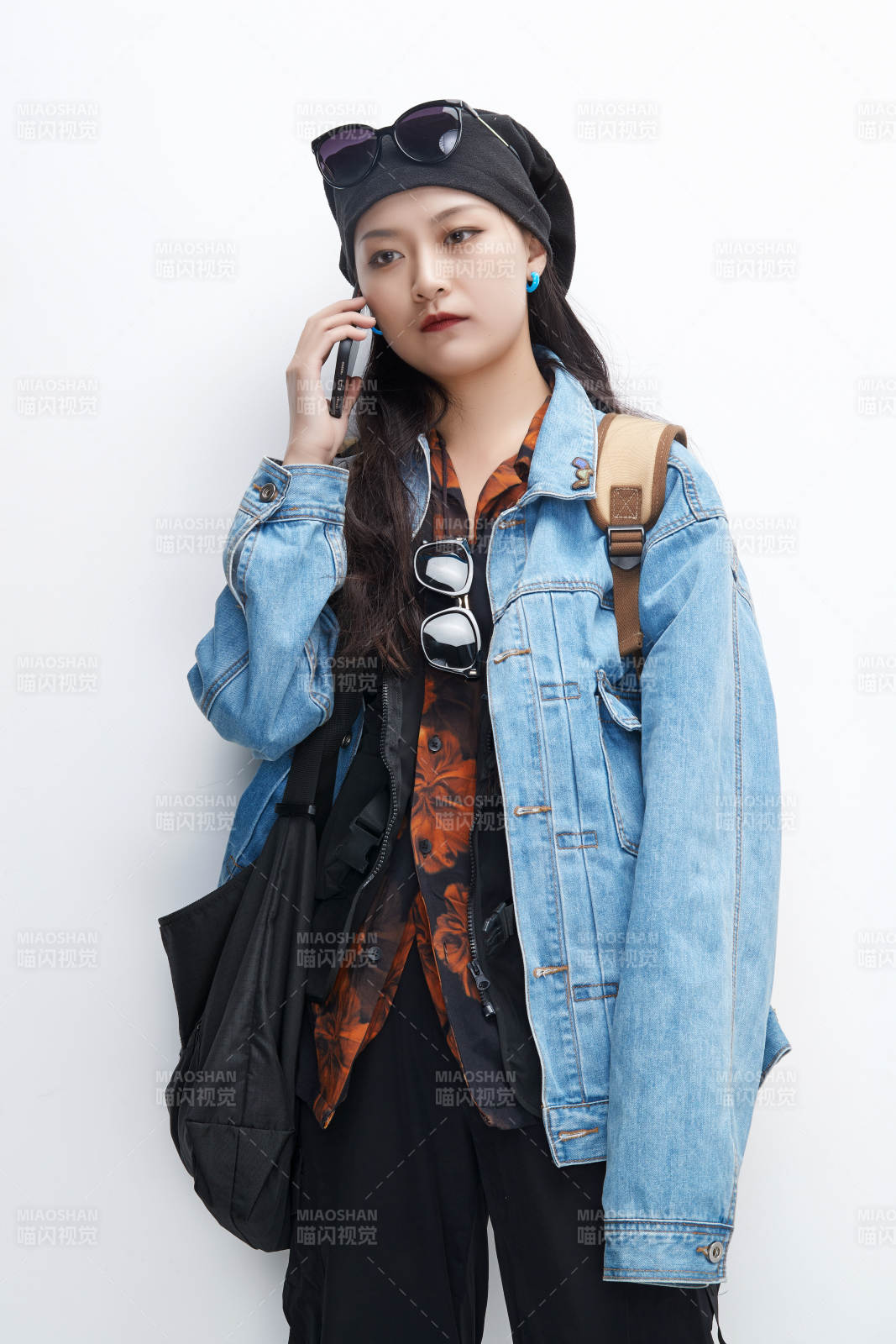 出門(mén)旅行手上拿著單反相機(jī)的美麗亞洲女孩