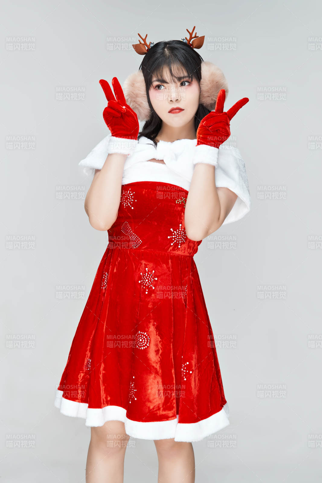 身穿圣誕服飾的性感可愛亞洲少女