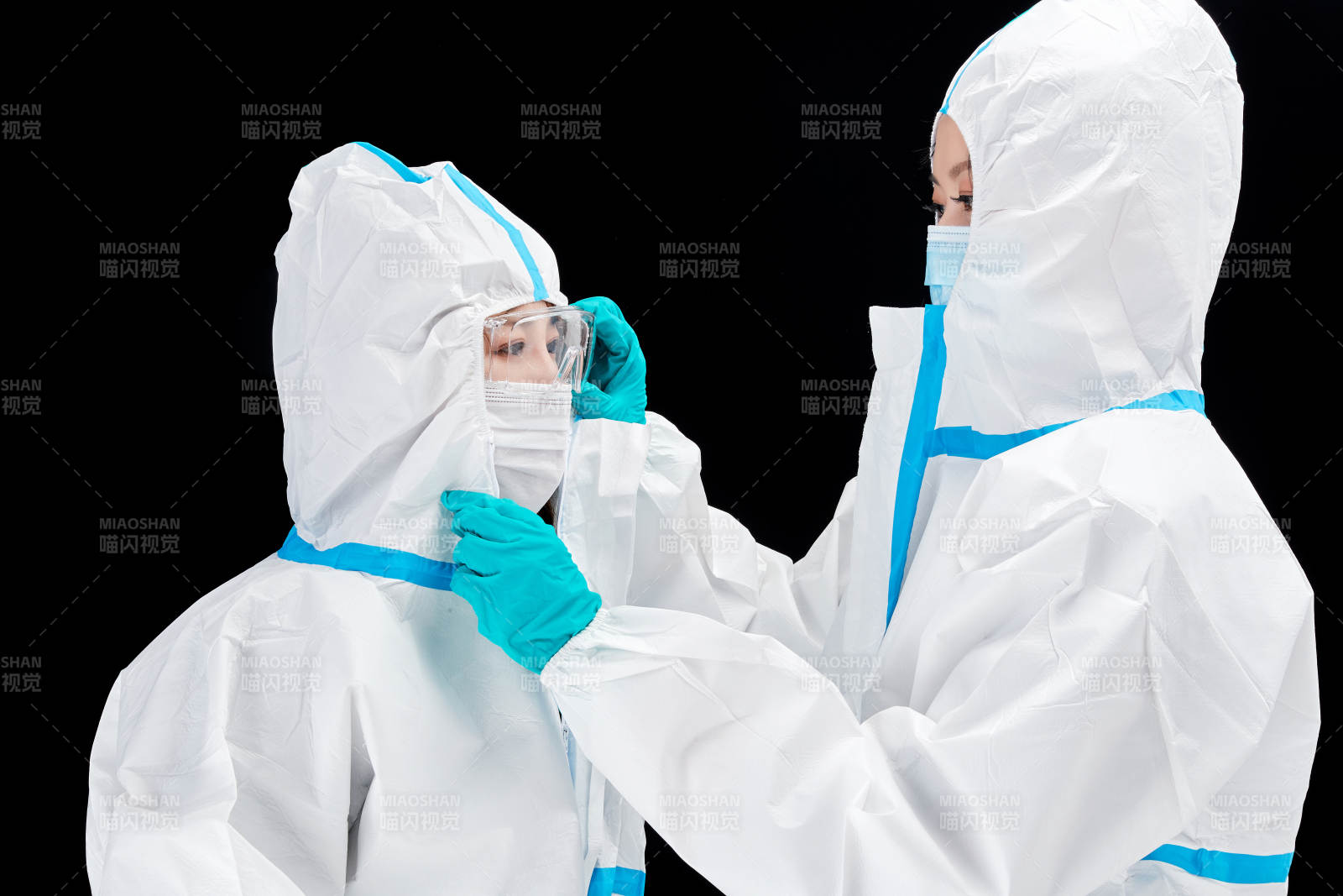 穿白色防護服佩戴護目鏡口罩的防疫人員