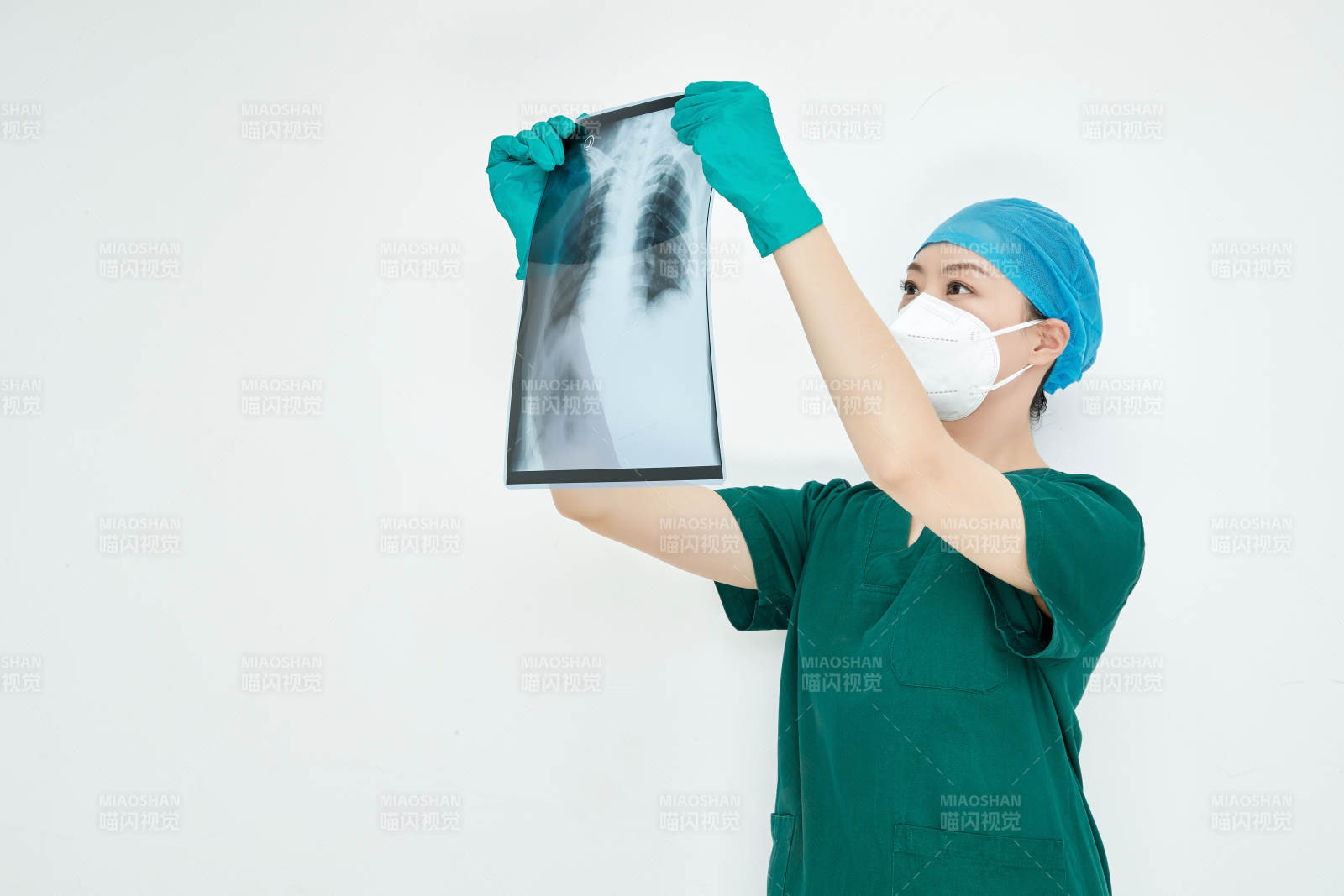 认真查看X光片的外科手术医生