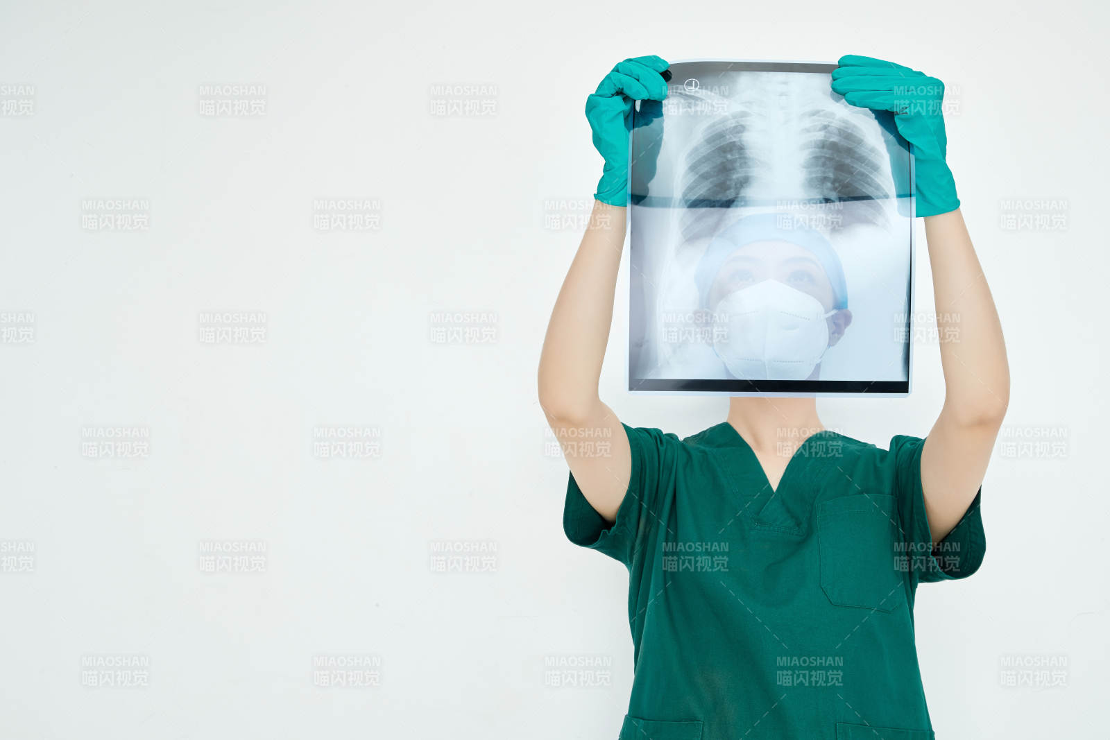 認真查看X光片的外科手術醫生