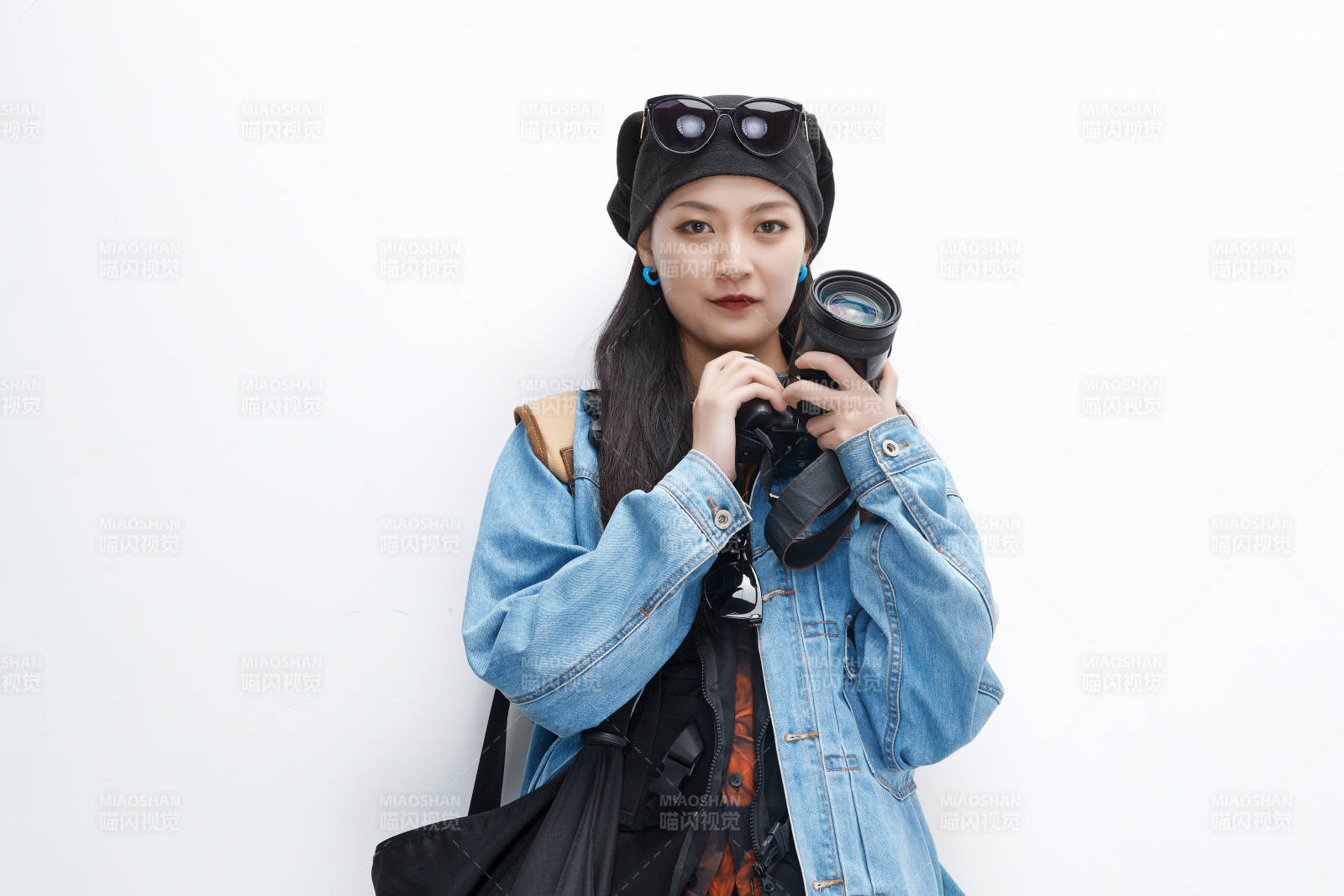 出門旅行手上拿著單反相機(jī)的美麗亞洲女孩