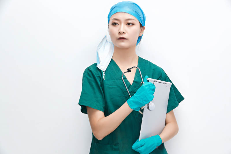 白色背景下的外科手术医疗人员形象