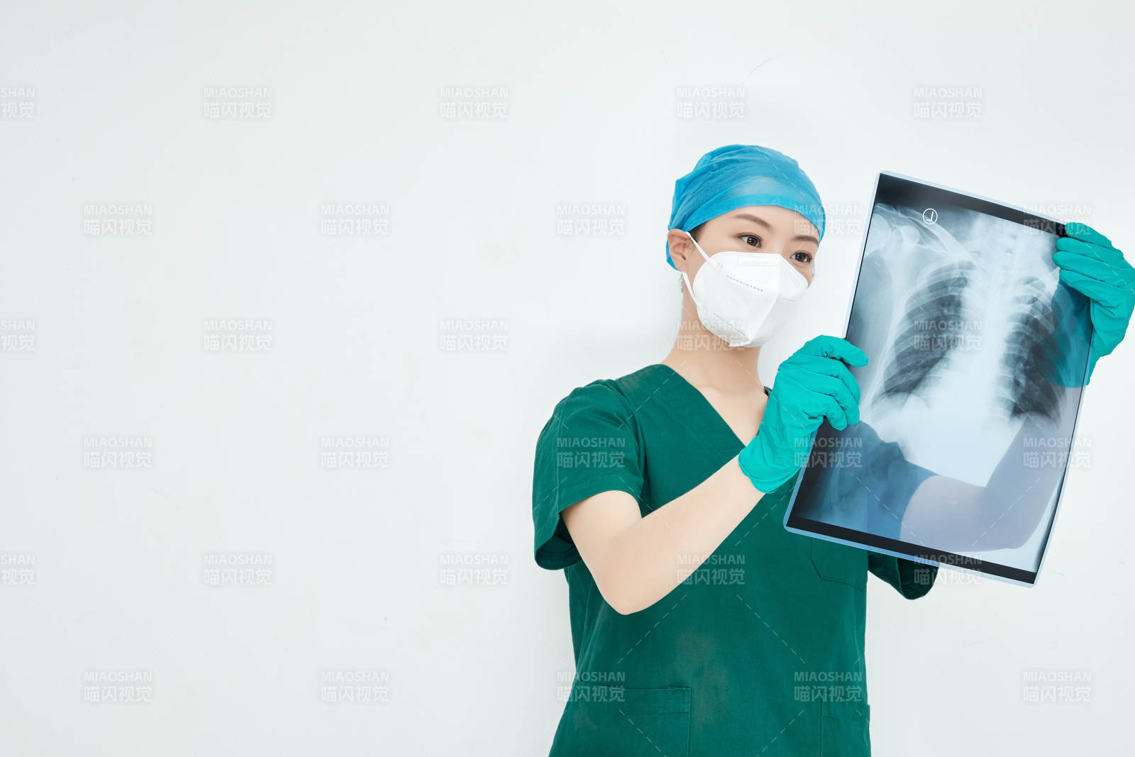 認真查看X光片的外科手術醫(yī)生