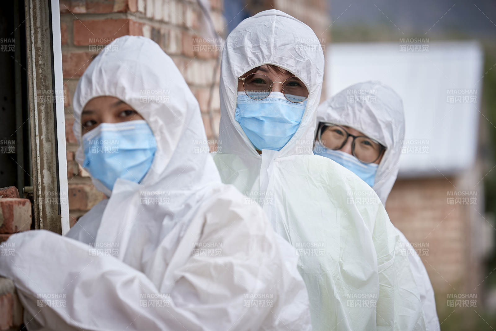 在養(yǎng)雞場為家雞檢查的年輕飼養(yǎng)員