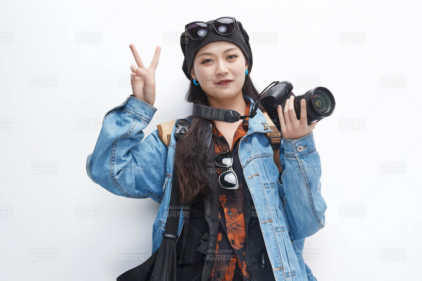 出門旅行手上拿著單反相機的美麗亞洲女孩