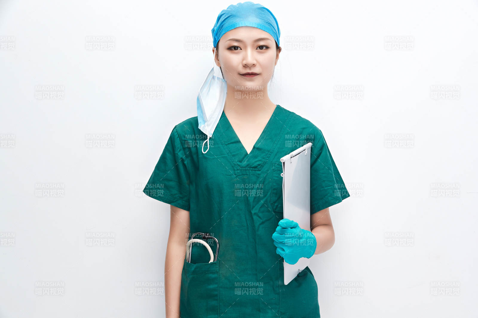 白色背景下的外科手術醫療人員形象