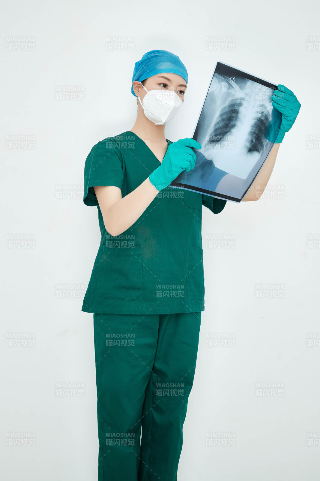 認真查看X光片的外科手術(shù)醫(yī)生