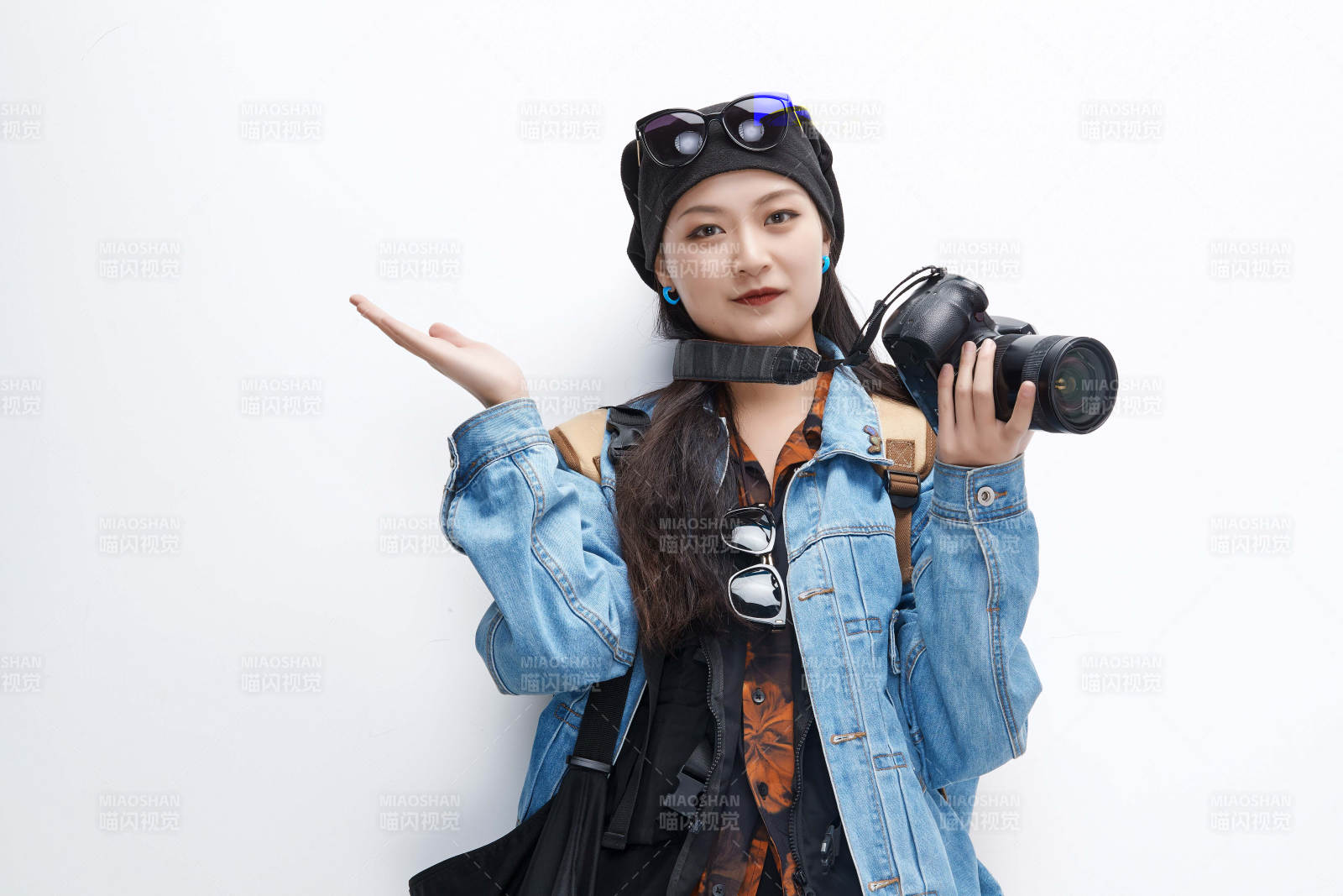 出門旅行手上拿著單反相機(jī)的美麗亞洲女孩