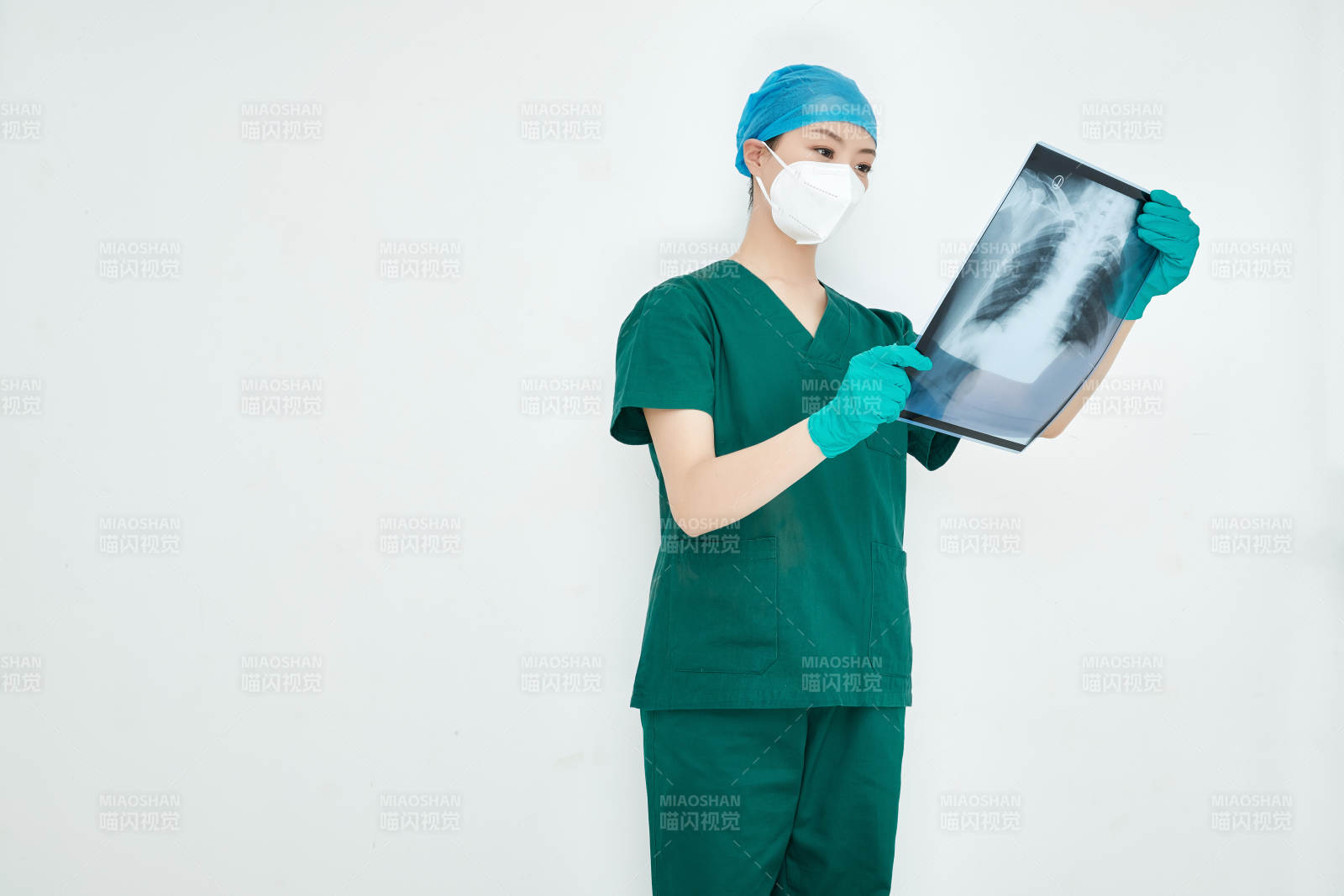 認真查看X光片的外科手術醫生