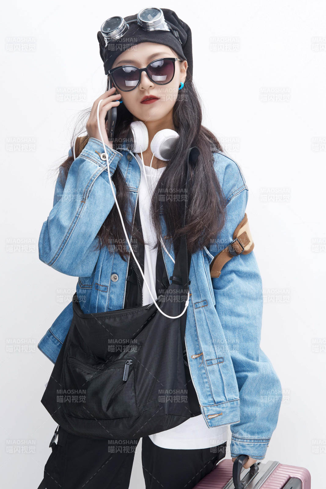 手里拿著手機(jī)準(zhǔn)備出發(fā)的美麗東方女孩