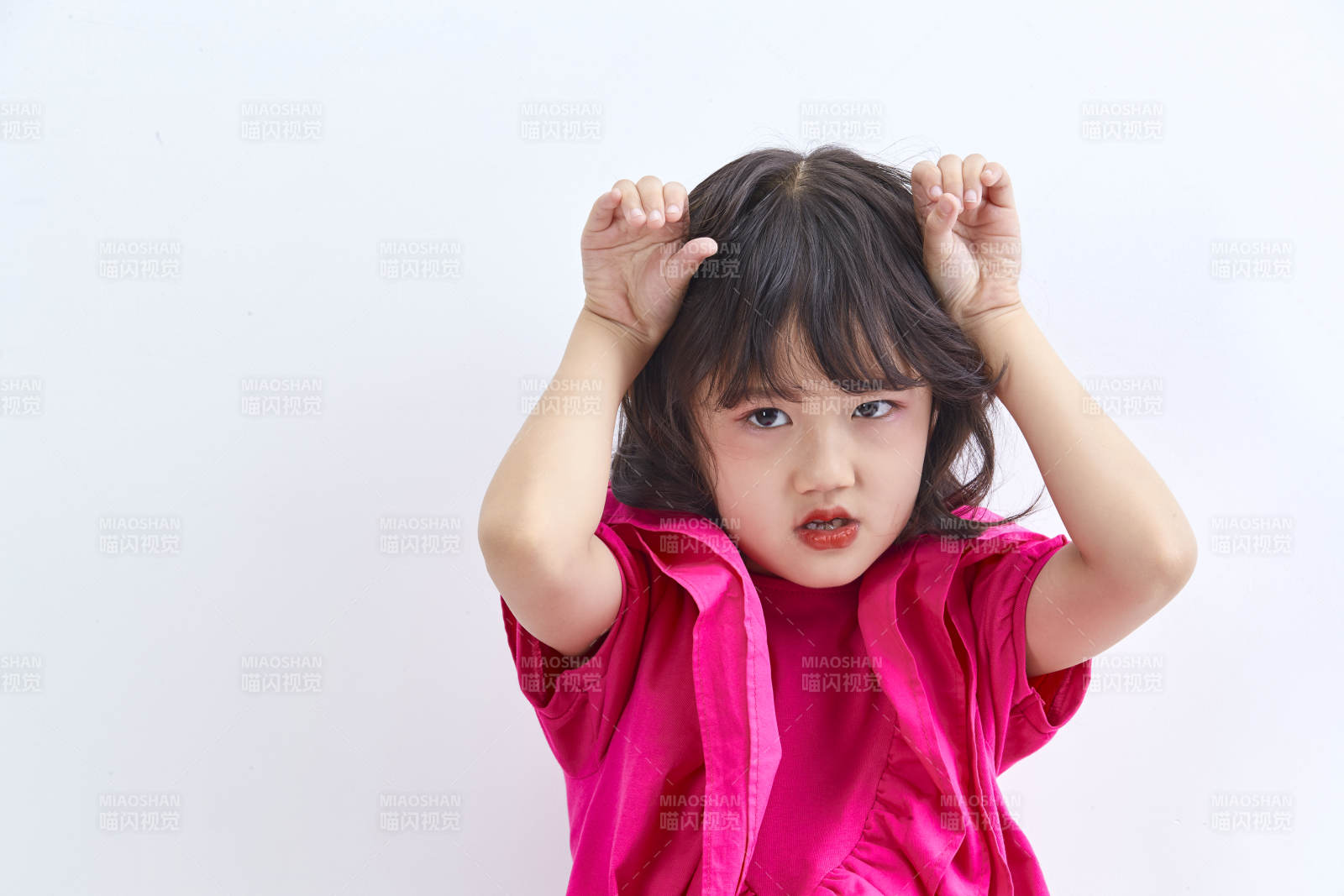 白色背景里坐在凳子上的可愛的亞洲小女孩兒童