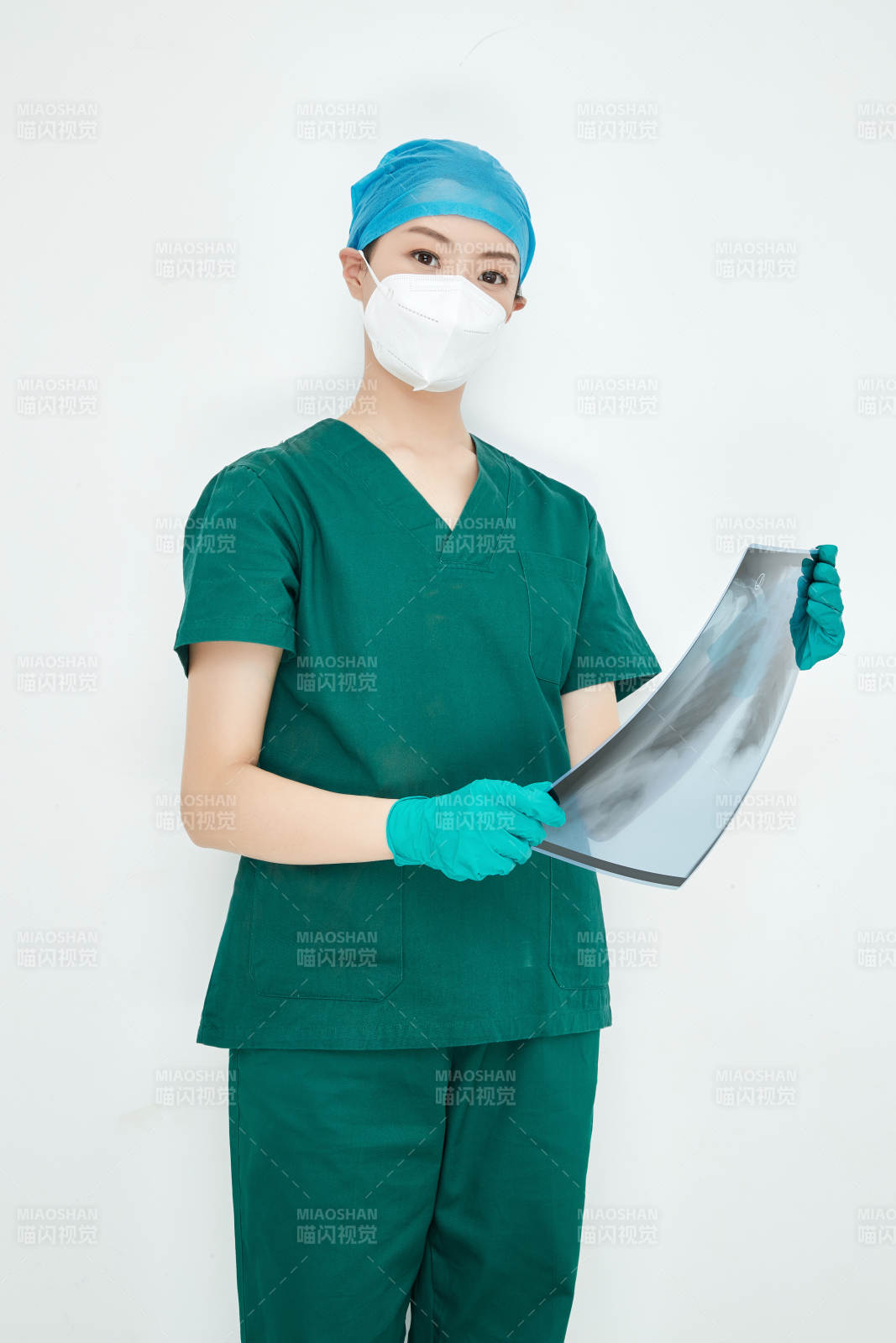 認真查看X光片的外科手術醫生