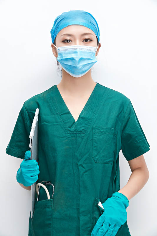白色背景下的外科手术医疗人员形象