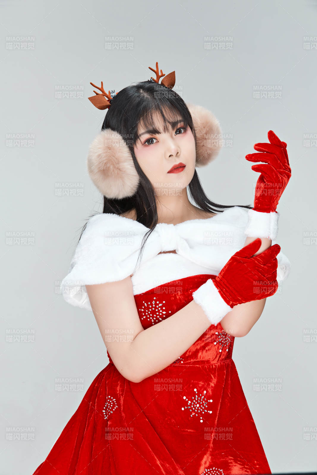 身穿圣誕服飾的性感可愛亞洲少女