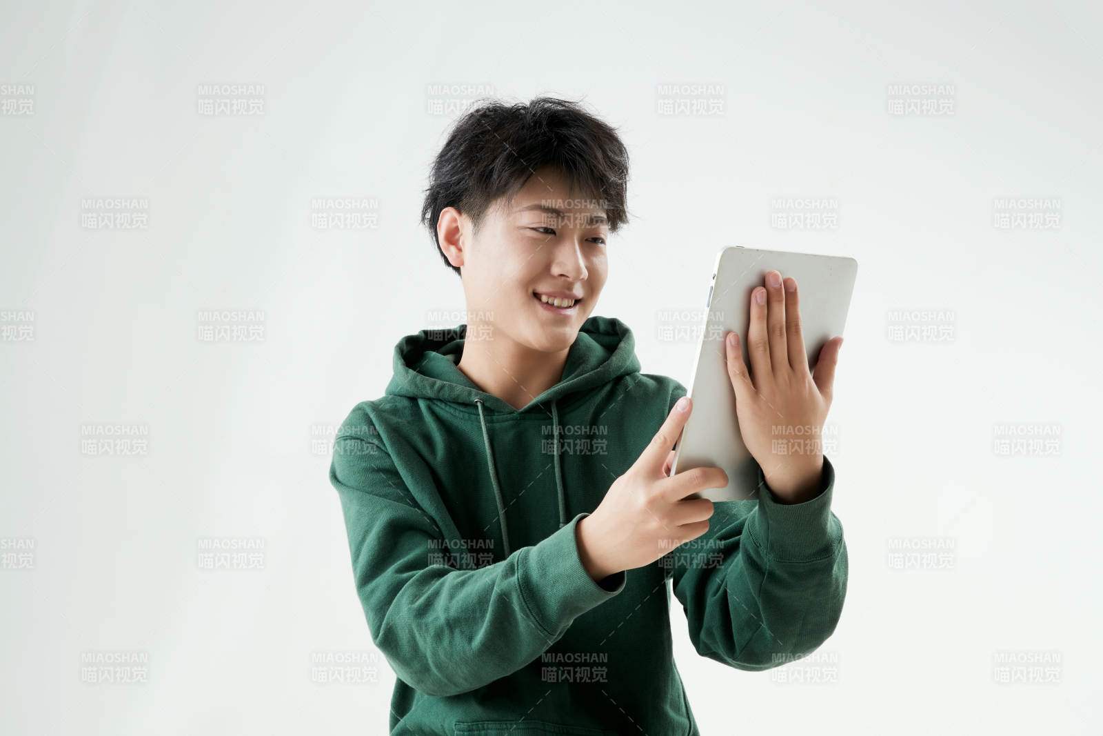 沉浸在網絡戀愛世界的青年男子