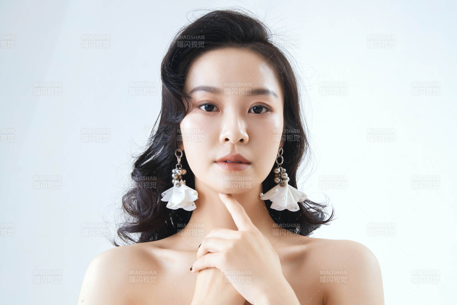 棚拍白色背景下的潔白婚紗新娘美妝