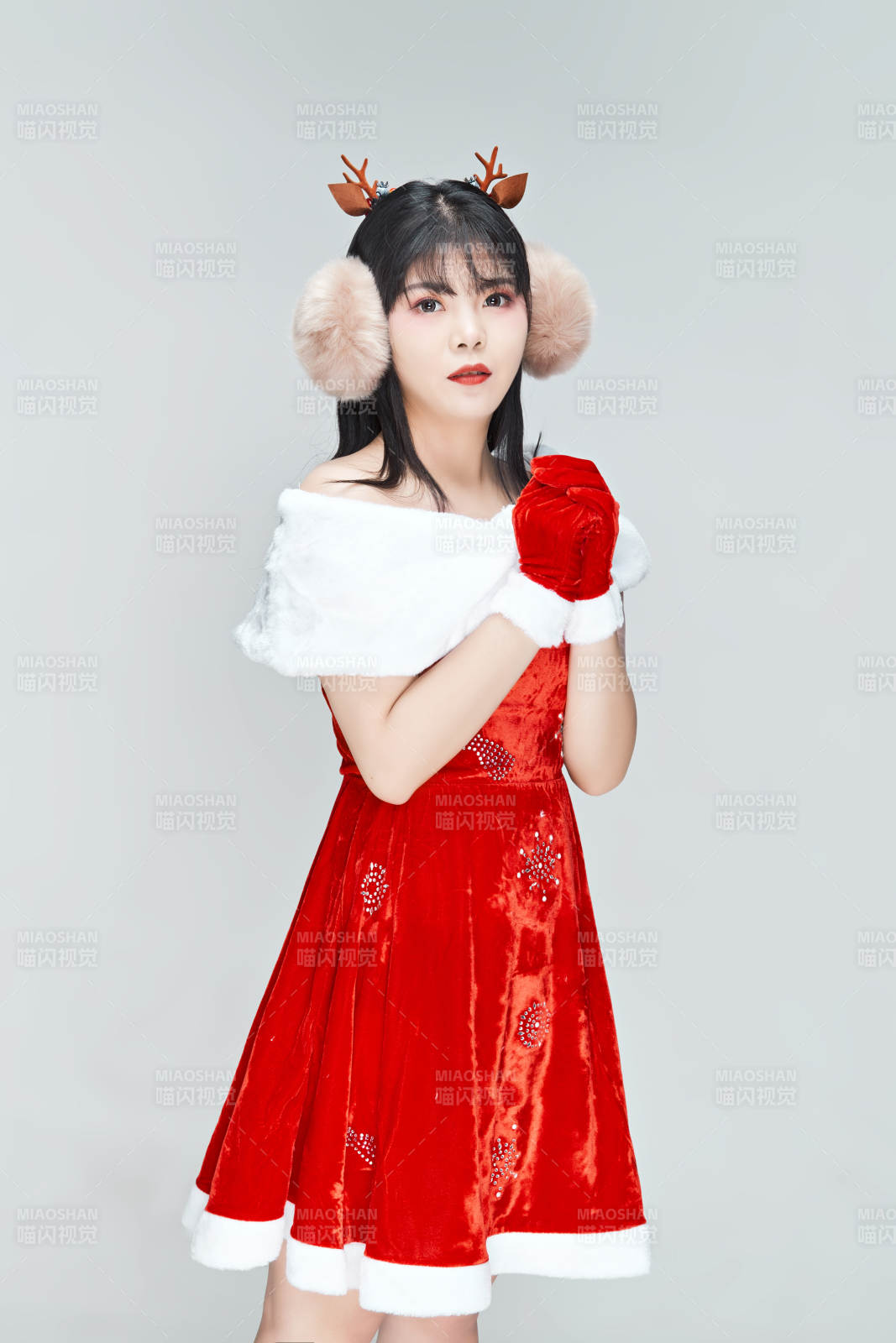 身穿圣誕服飾的性感可愛亞洲少女