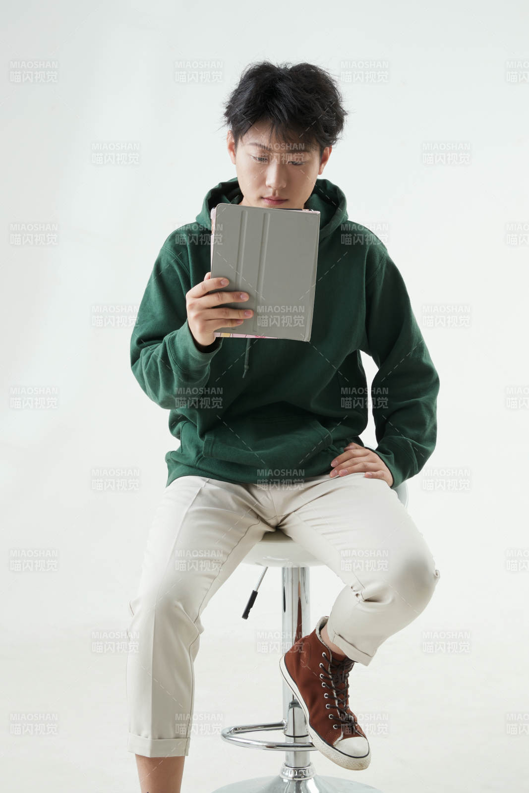 沉浸在網絡戀愛世界的青年男子