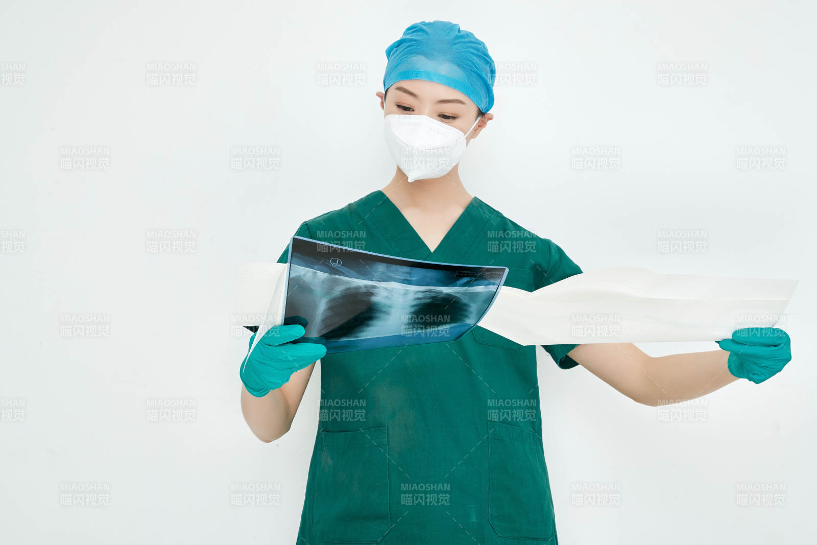 認真查看X光片的外科手術醫生