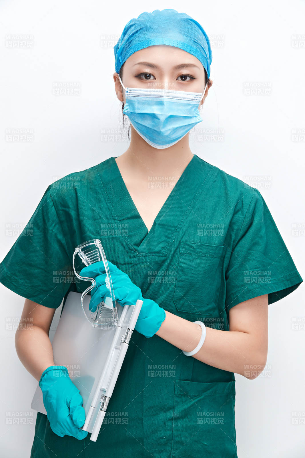 白色背景下的外科手術醫療人員形象