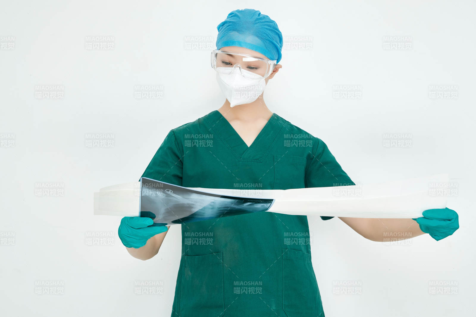 認真查看X光片的外科手術醫生