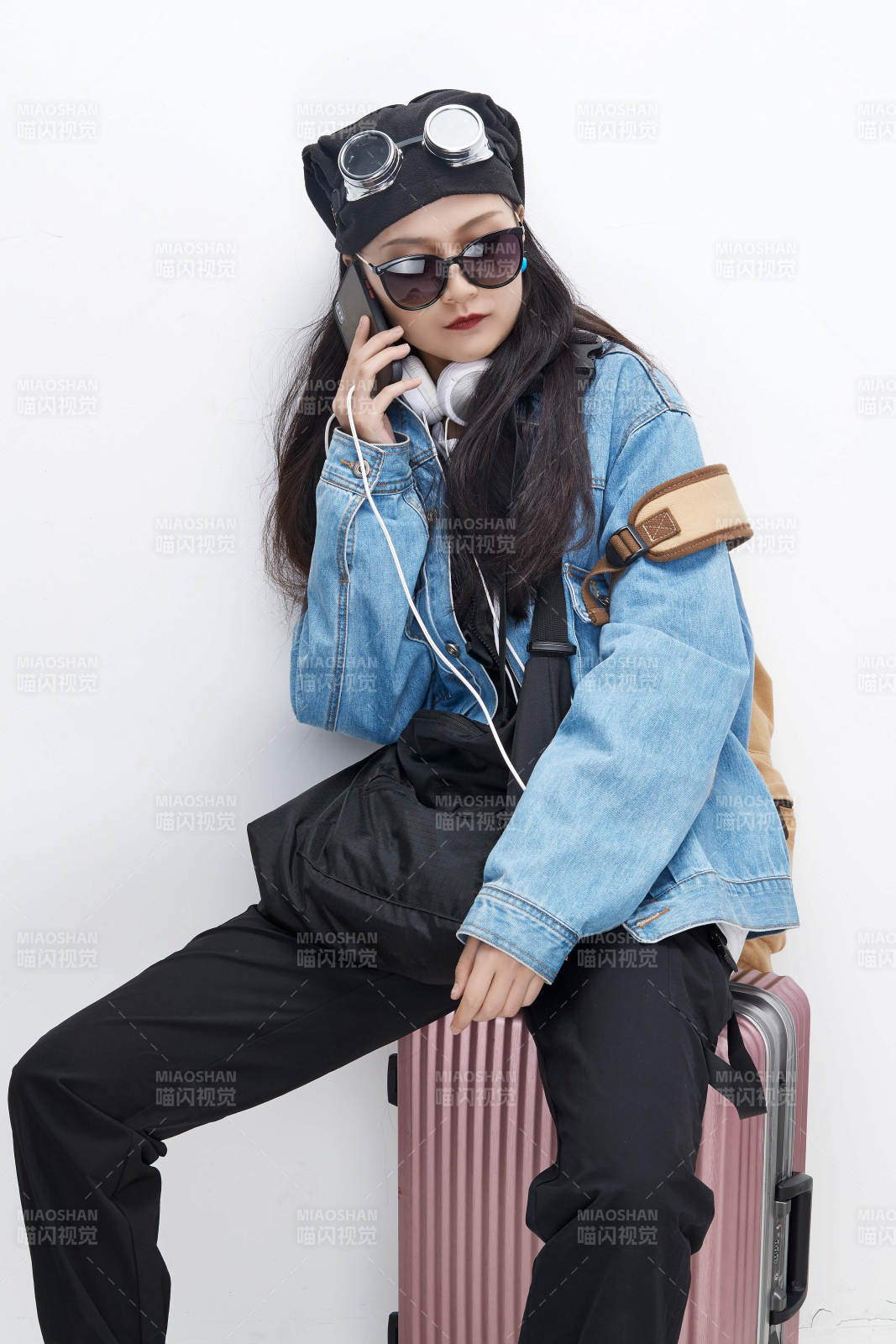 手里拿著手機準備出發(fā)的美麗東方女孩