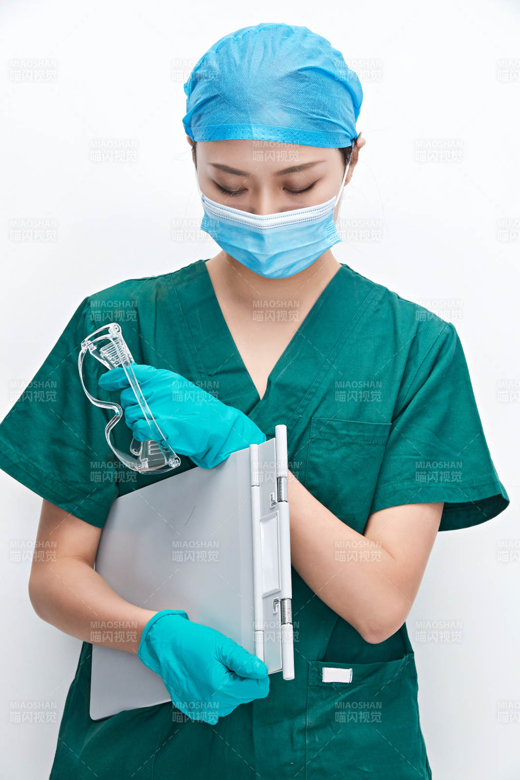 白色背景下的外科手術(shù)醫(yī)療人員形象