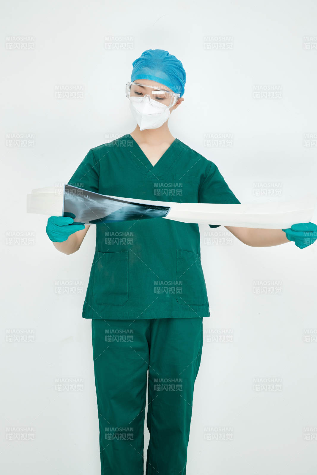 認真查看X光片的外科手術醫生