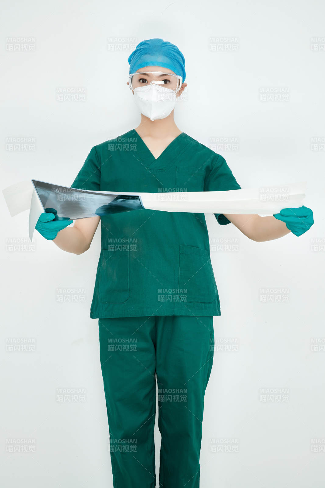 認真查看X光片的外科手術醫生