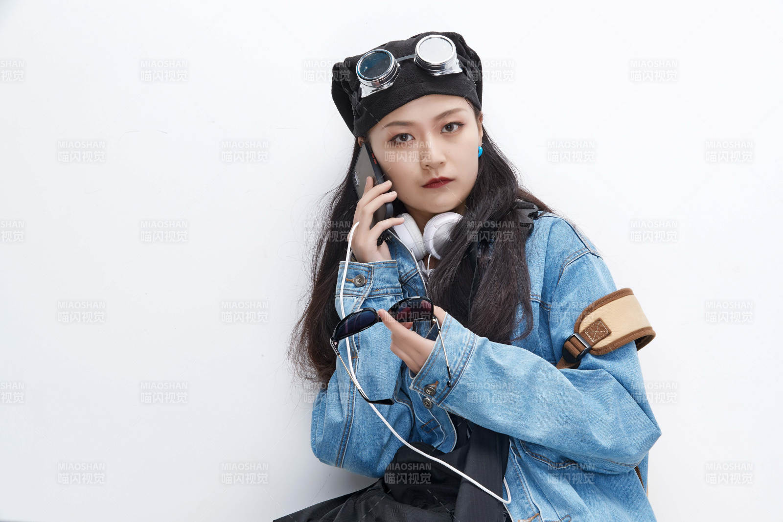 手里拿着手机准备出发的美丽东方女孩