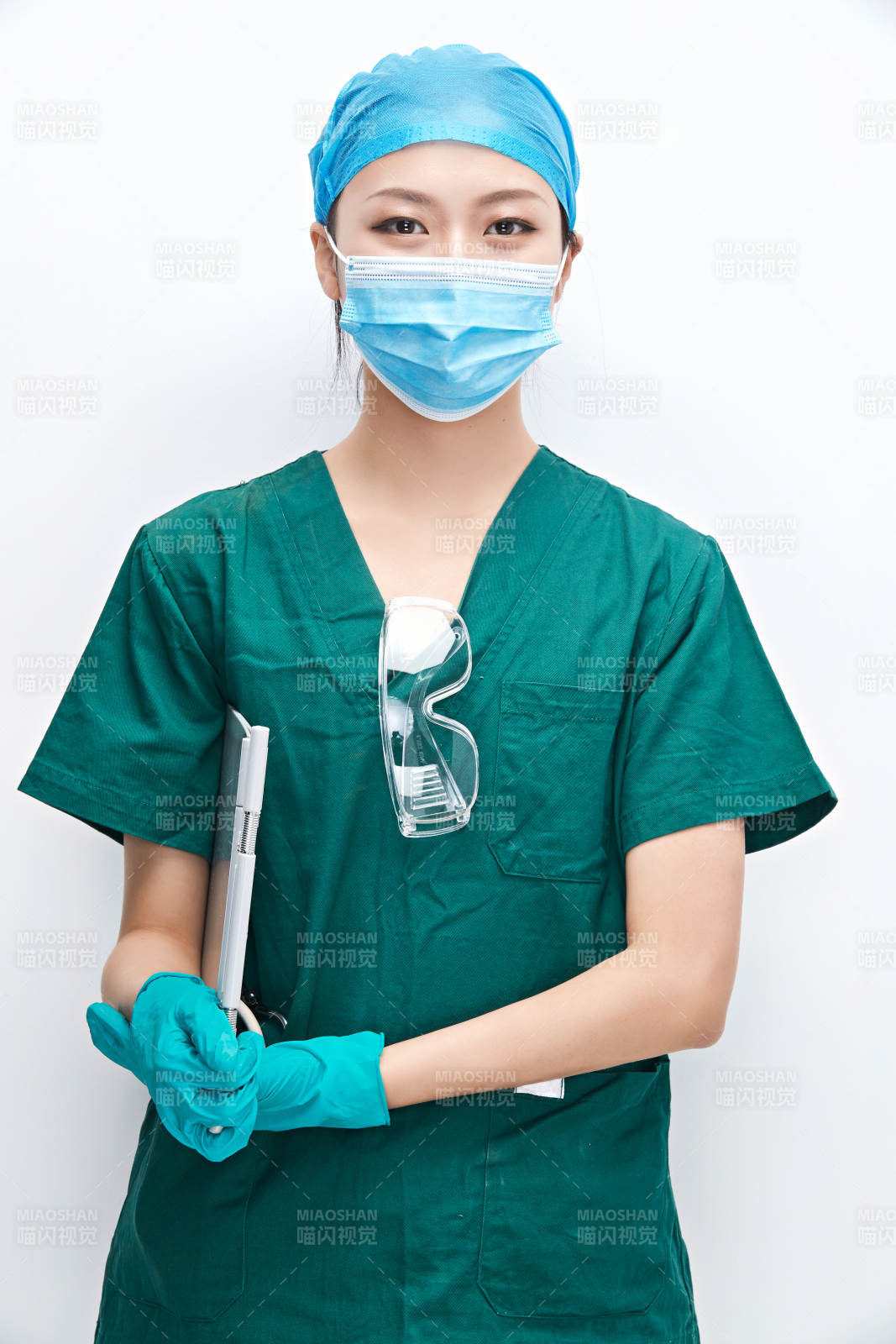 白色背景下的外科手術醫療人員形象