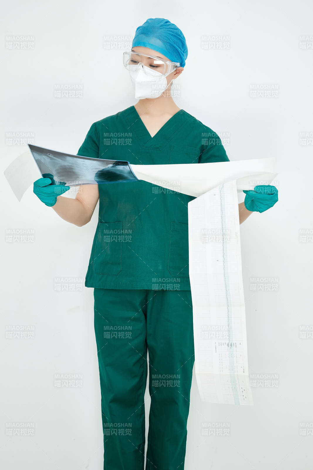 認(rèn)真查看X光片的外科手術(shù)醫(yī)生