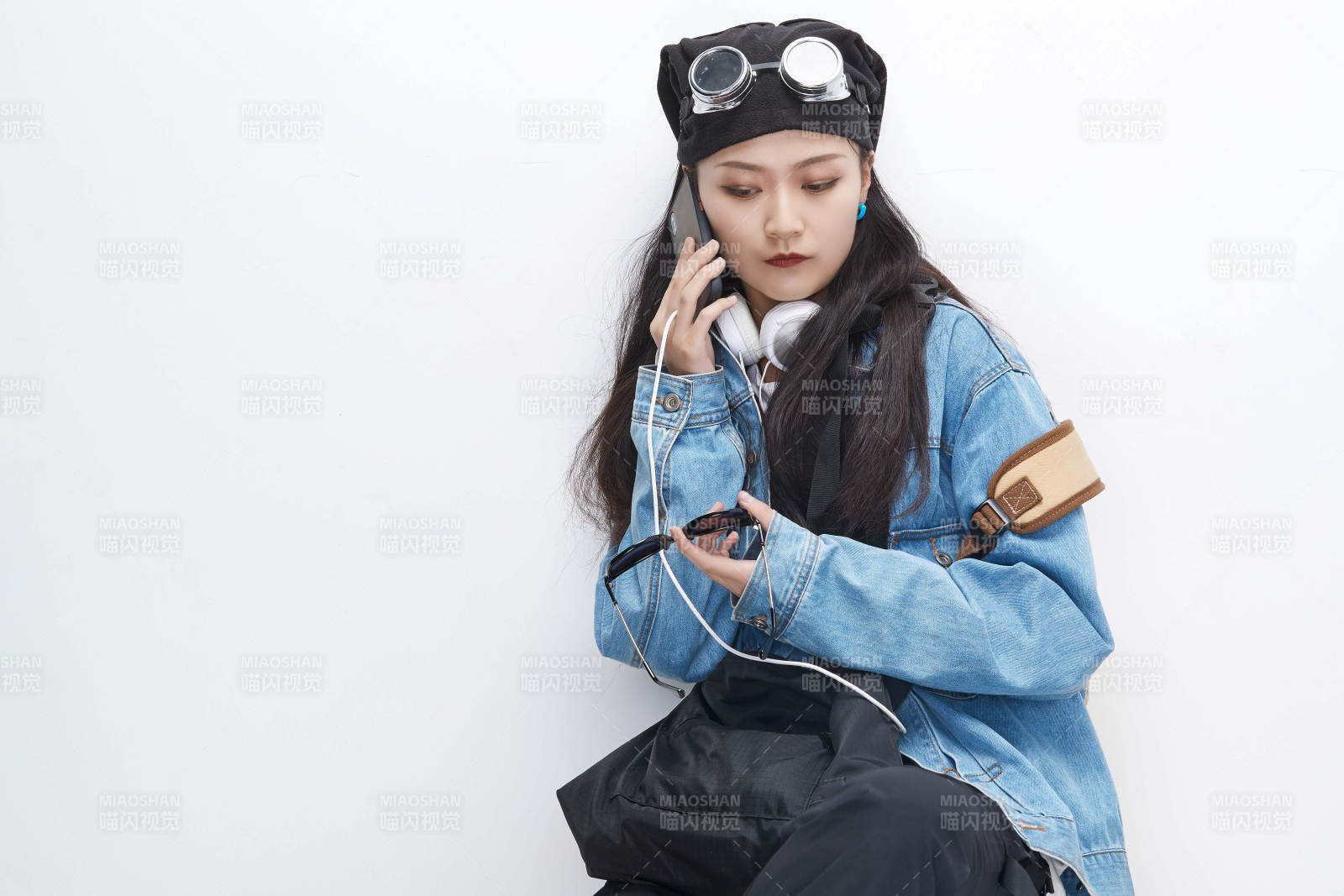 手里拿著手機準備出發的美麗東方女孩