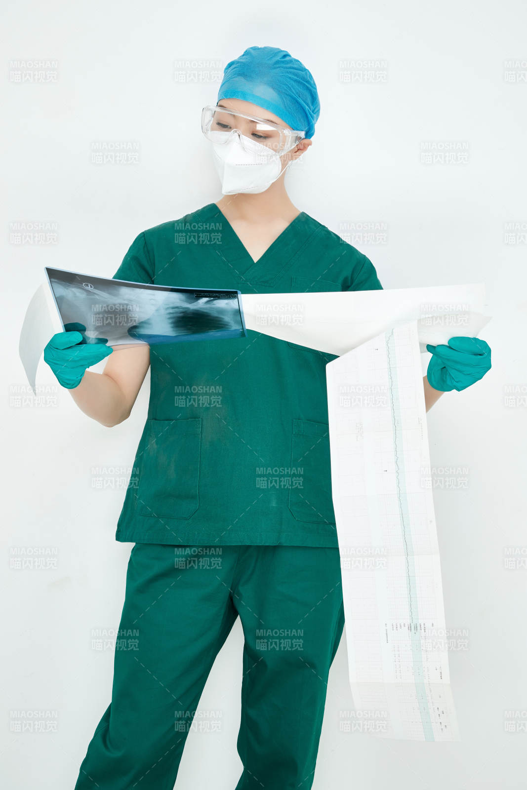 認真查看X光片的外科手術醫生