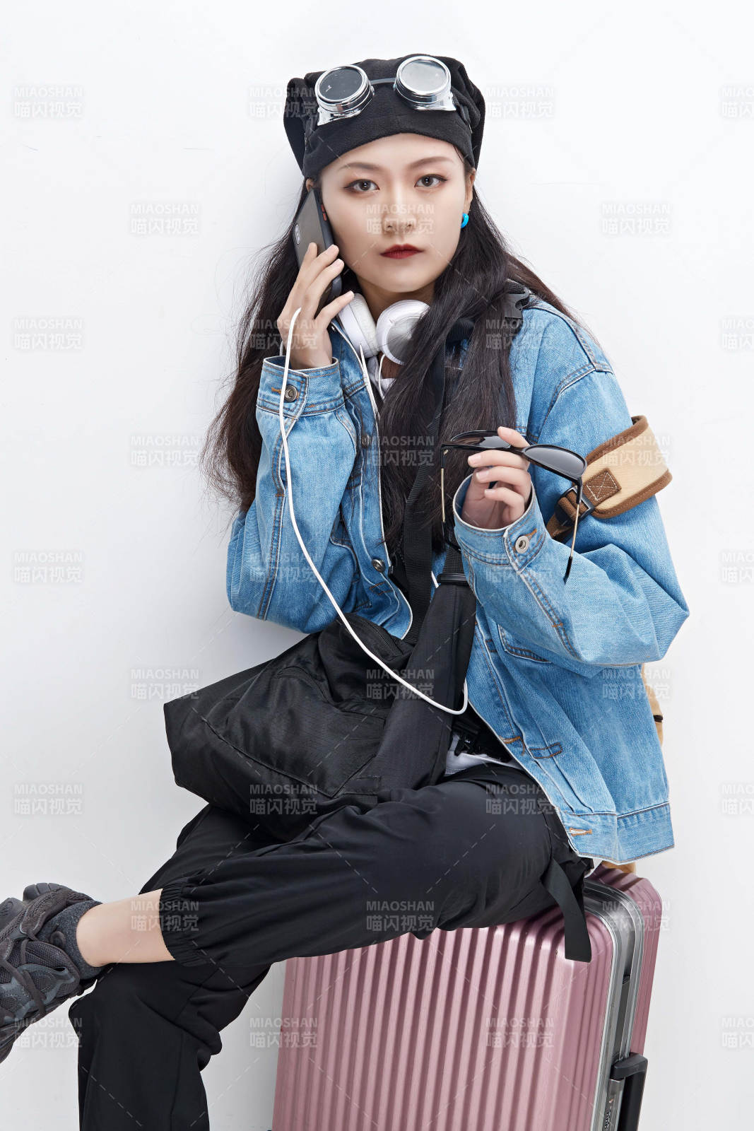 手里拿著手機準備出發的美麗東方女孩