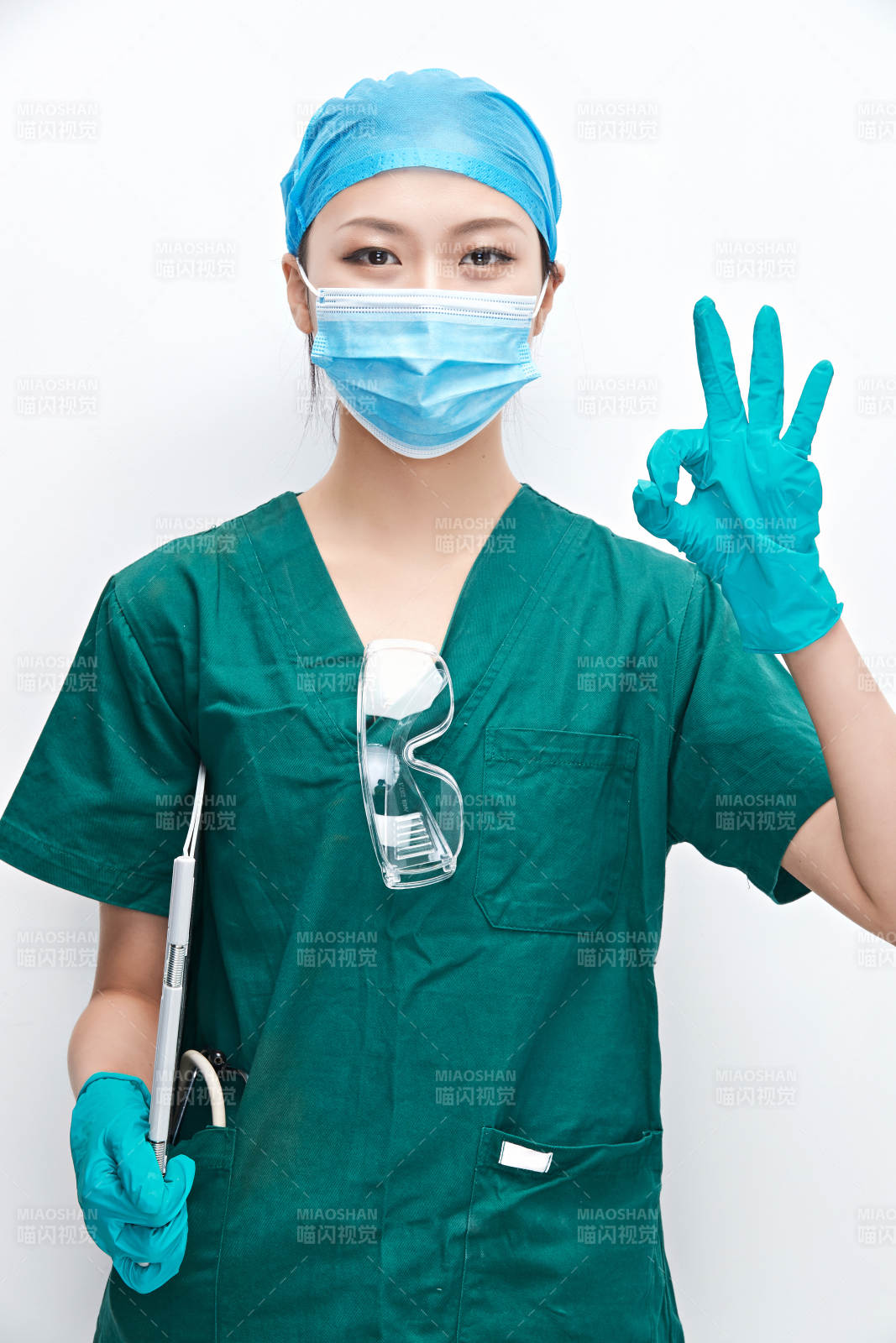 白色背景下的外科手術醫療人員形象