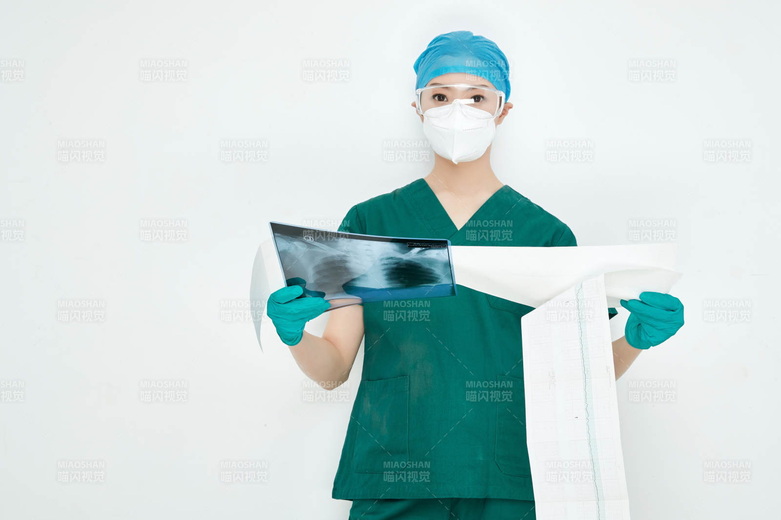 認真查看X光片的外科手術醫生