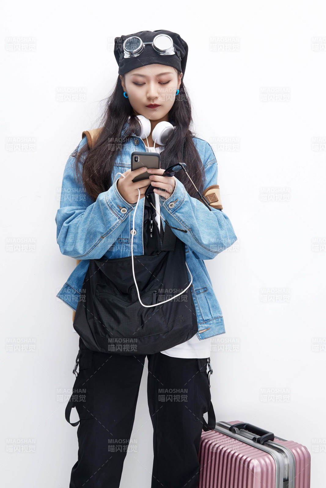 手里拿著手機準備出發的美麗東方女孩