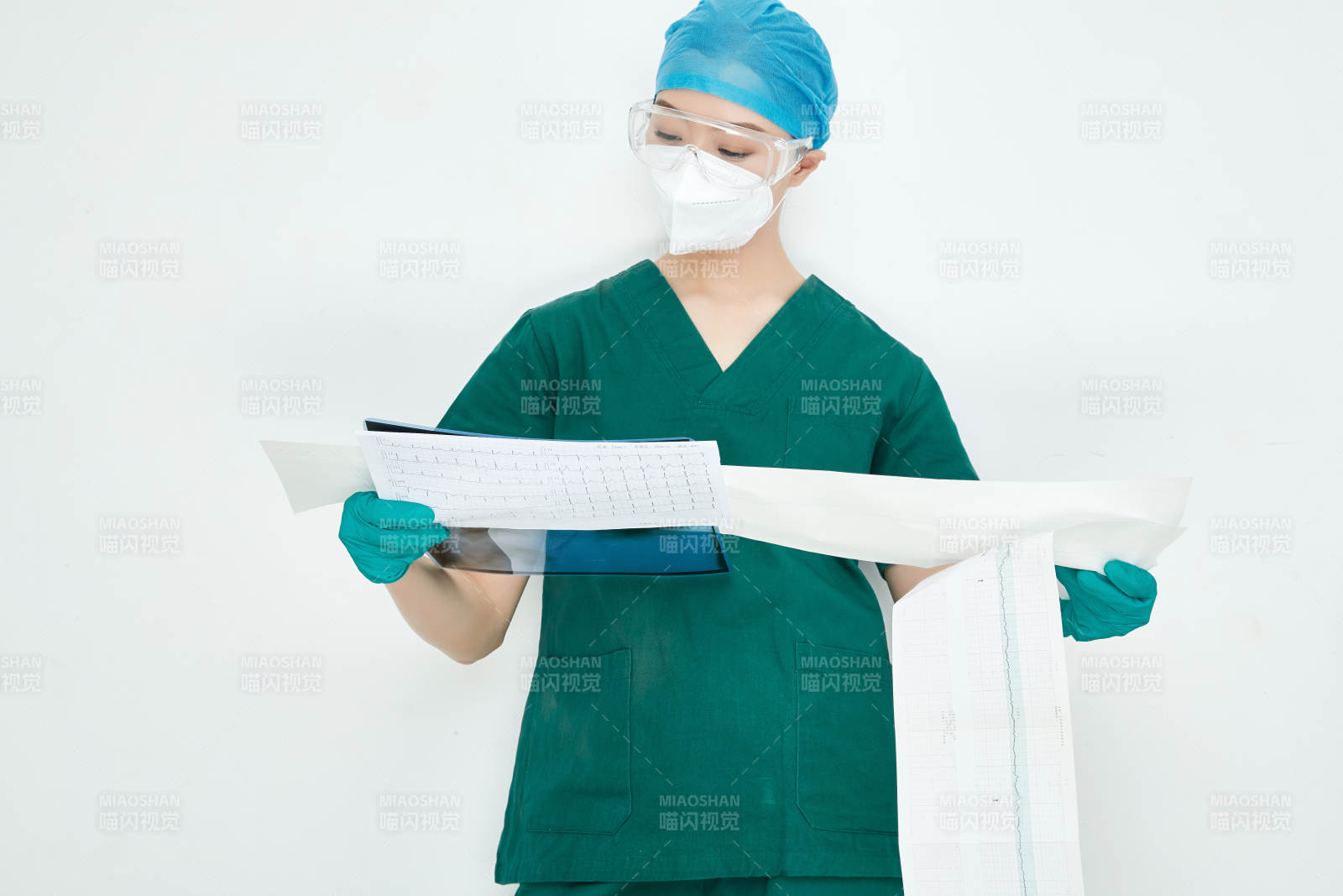 認真查看X光片的外科手術醫生