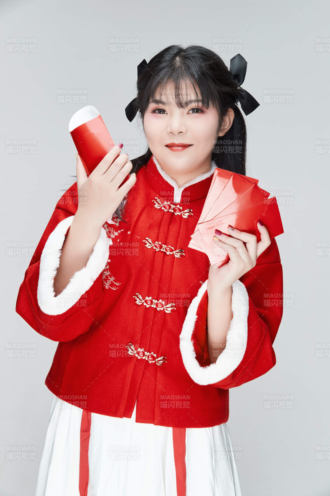 白色背景下身穿喜慶漢服手拿紅包的可愛少女