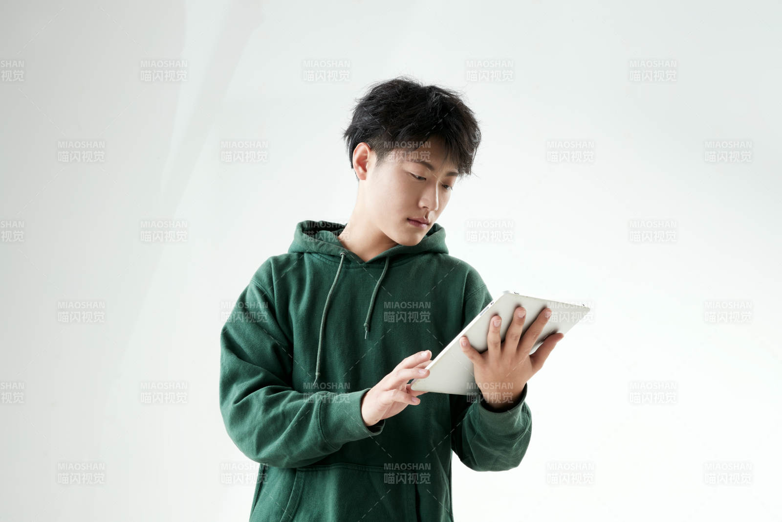 沉浸在網絡戀愛世界的青年男子