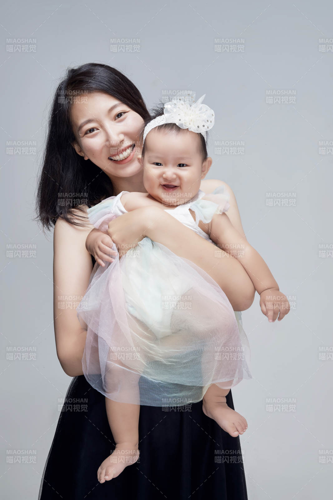 媽媽陪伴寶寶快樂的玩耍