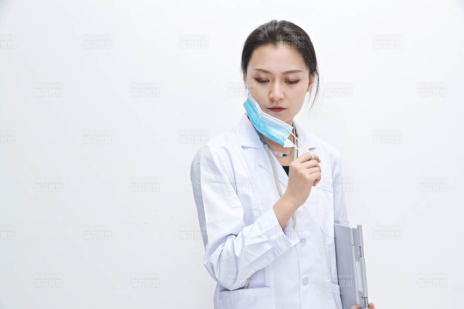 白色背景下手持病历夹的巡查医生人像