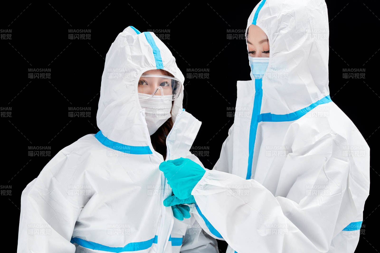 穿白色防护服佩戴护目镜口罩的防疫人员