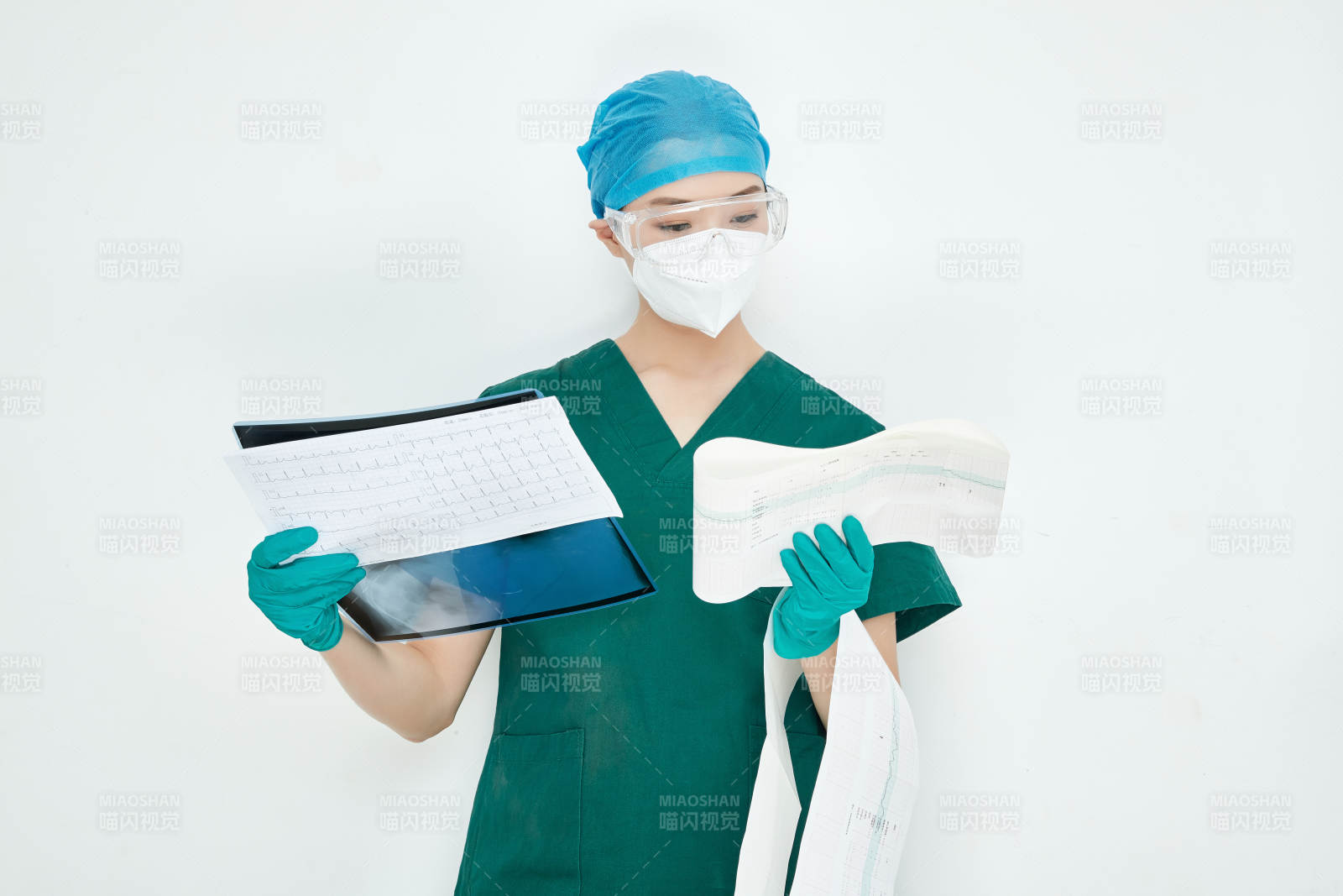 認真查看X光片的外科手術醫生