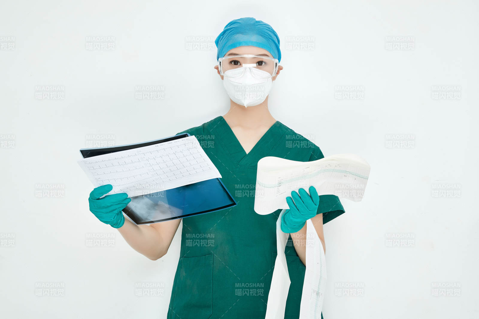 認真查看X光片的外科手術醫生