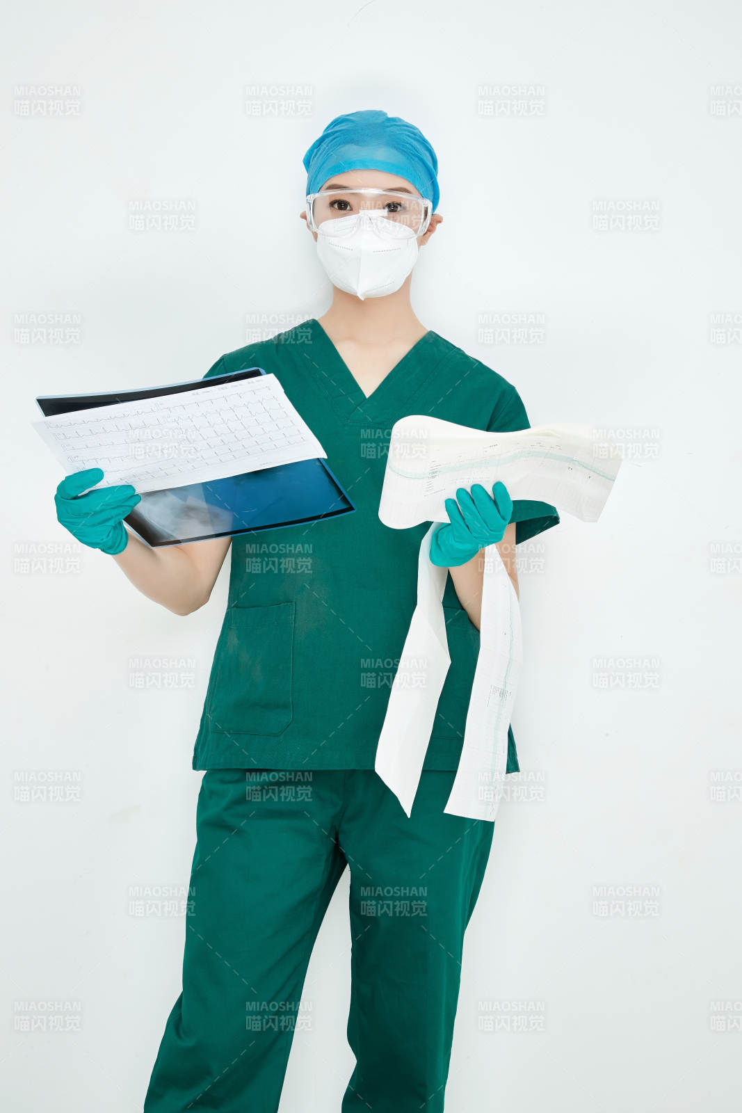 認真查看X光片的外科手術醫生